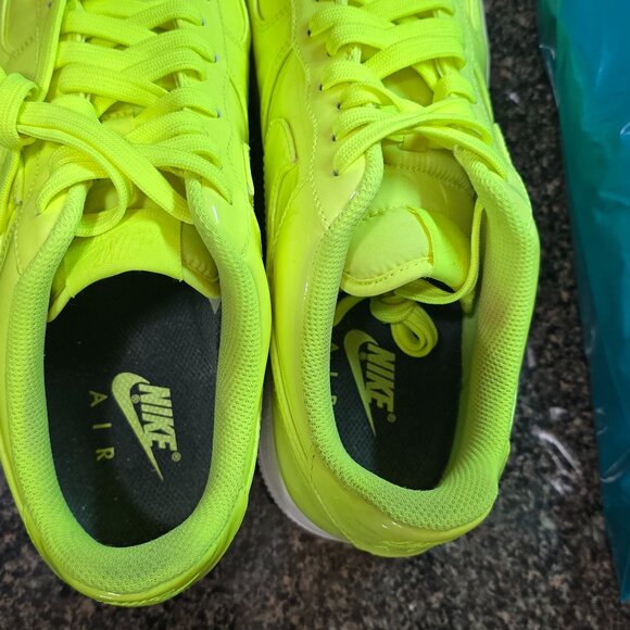 Nike Air Force 1 '07 LV8 UV Volt size 9 Mens - Picture 2 of 16